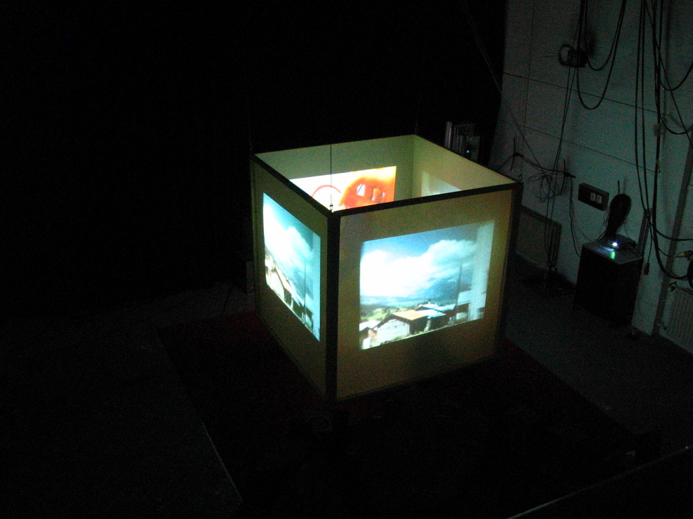 Random work from Laurien Versteegh | I am, graduation project - video installation | Picture 2